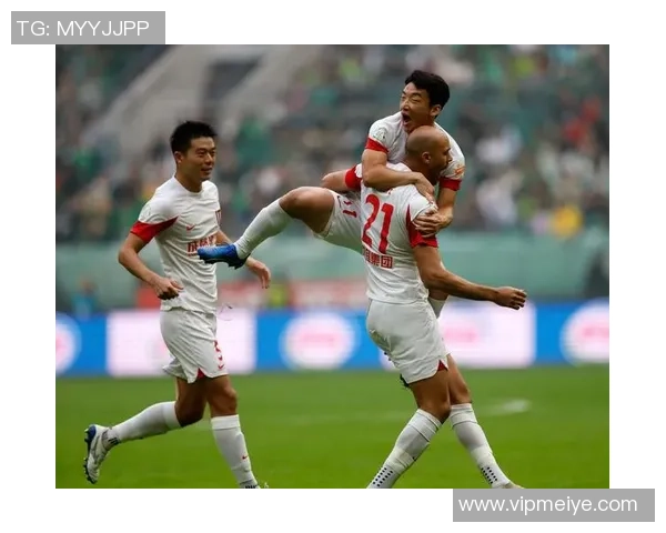 足球场上的帅气风采:球星们的独特魅力与精彩瞬间展示 足球场上的帅气风采:球星们的独特魅力与精彩瞬间展示