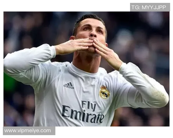 足球明星风采尽显，足坛传奇人物精彩瞬间回顾与荣耀时刻展示