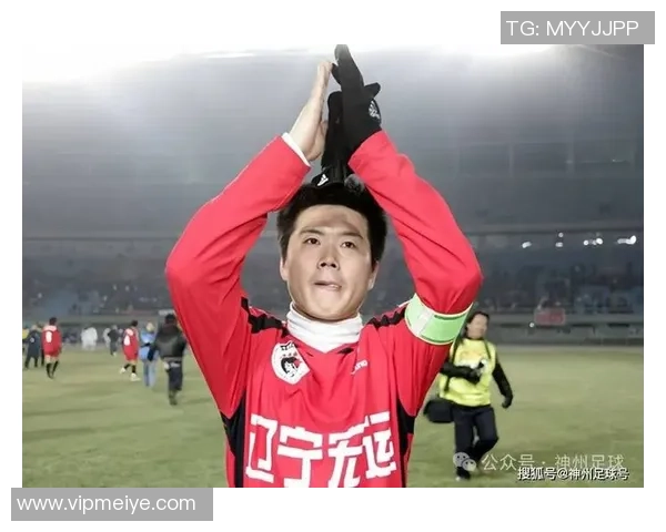 如何理性看待足球球星的荣誉与争议及其对社会的影响